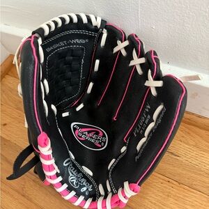 Girl’s softball glove mitt